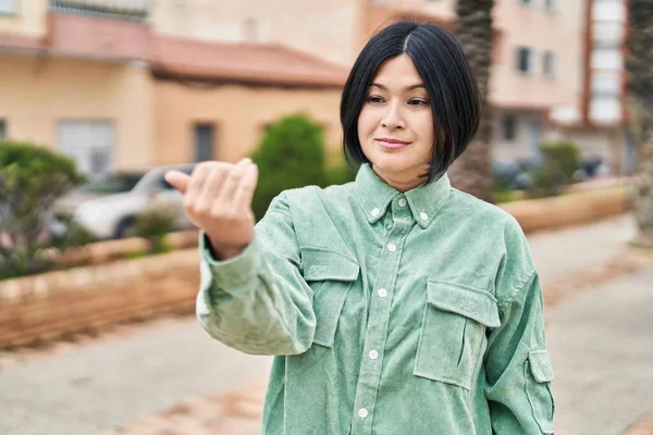 Jonge Chinese Vrouw Glimlachen Zelfverzekerd Doen Komende Gebaar Met Vinger — Stockfoto