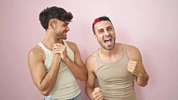 Twee Mannen Paar Glimlachen Vol Vertrouwen Met Winnaar Uitdrukking Geïsoleerde — Stockfoto