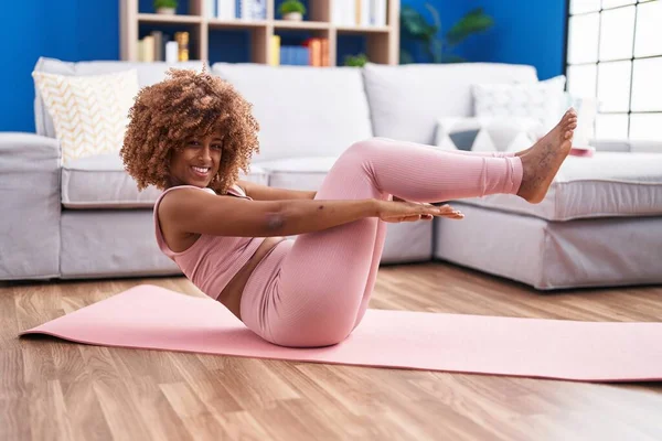African American Woman Smiling Confident Training Abs Exercise Home — Stockfoto