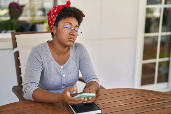 Femme Afro Américaine Utilisant Smartphone Assis Sur Table Maison Terrasse — Photo