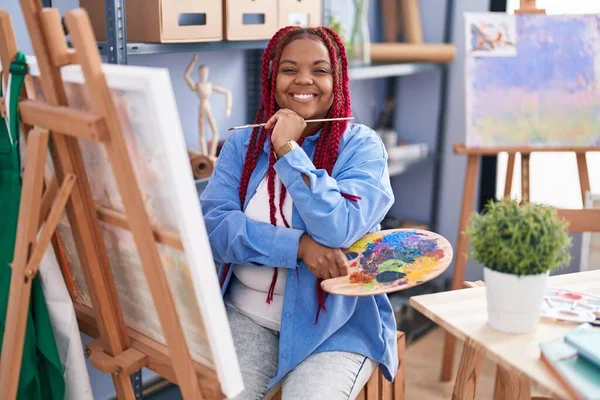 Afrykańska Amerykanka Artystka Uśmiecha Się Pewnie Rysunek Studio Sztuki — Zdjęcie stockowe