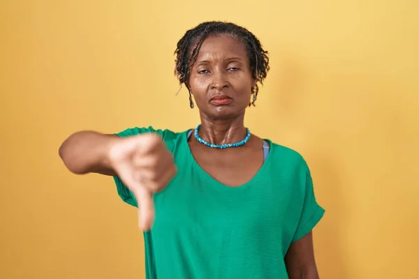 Donna Africana Con Dreadlocks Piedi Sfondo Giallo Cercando Infelice Arrabbiato — Foto Stock
