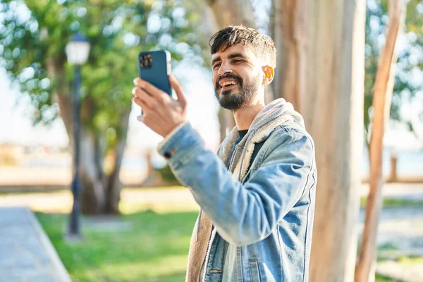 Jonge Spaanse Man Glimlachend Vol Vertrouwen Met Videogesprek Het Park — Stockfoto