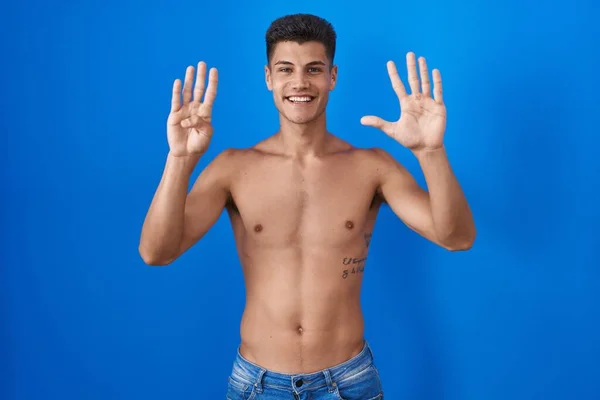 Joven Hombre Hispano Pie Sin Camisa Sobre Fondo Azul Mostrando —  Fotos de Stock