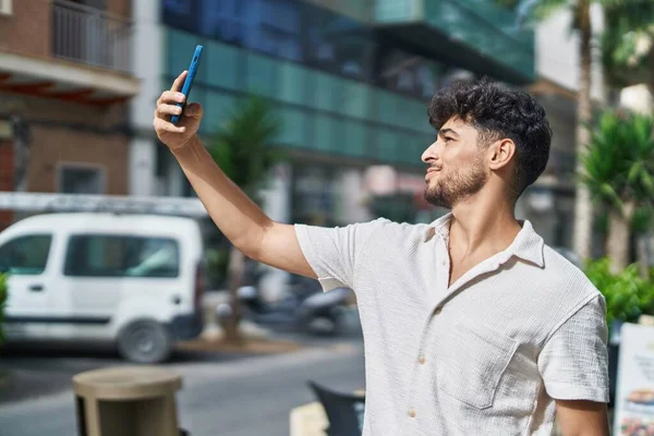 Ung Arabisk Man Ler Säker Att Göra Selfie Smartphone Gatan — Stockfoto