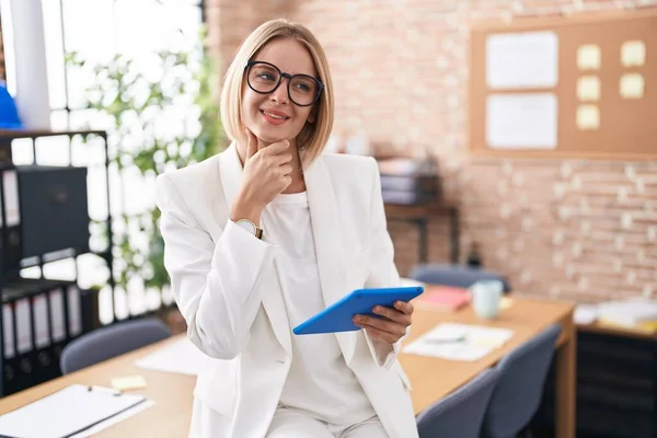 Young Caucasian Woman Working Office Wearing Glasses Hand Chin Thinking — Stock Photo, Image