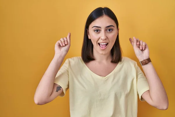 Spanyol Kız Sarı Arka Planda Rahat Bir Tişört Giyiyor Şaşırmış — Stok fotoğraf