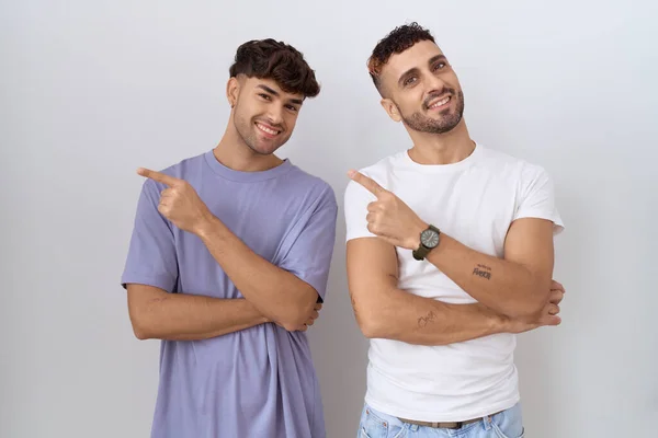 Homoseksueel Gay Paar Staande Witte Achtergrond Met Een Grote Glimlach — Stockfoto
