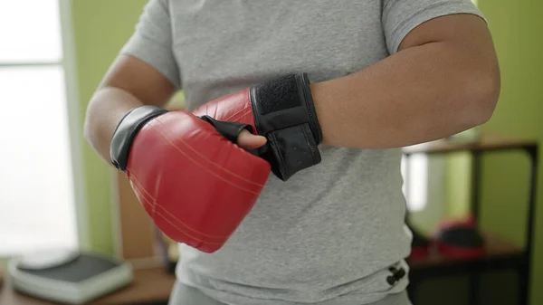 若いです中国人男性身に着けていますボクシング手袋でスポーツセンター — ストック写真