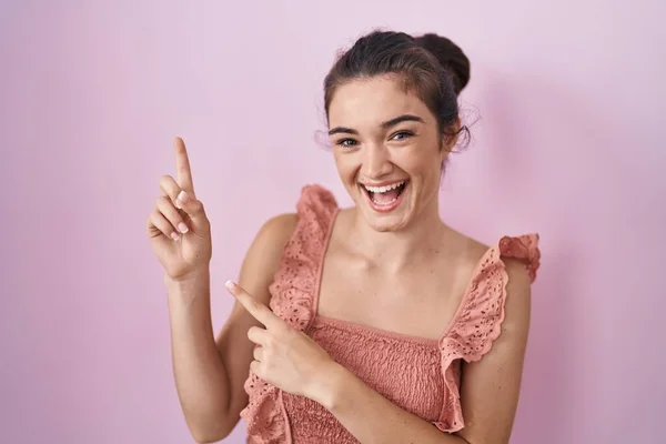 Junges Teenager Mädchen Steht Lächelnd Über Rosa Hintergrund Und Blickt — Stockfoto