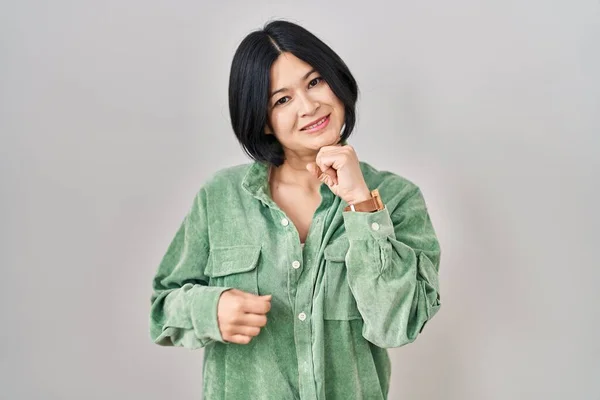 Jovem Mulher Asiática Sobre Fundo Branco Com Mão Queixo Pensando — Fotografia de Stock