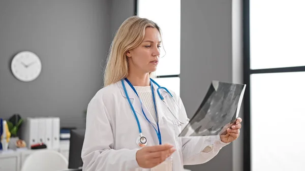 Ung Blond Kvinna Läkare Tittar Röntgen Kliniken — Stockfoto