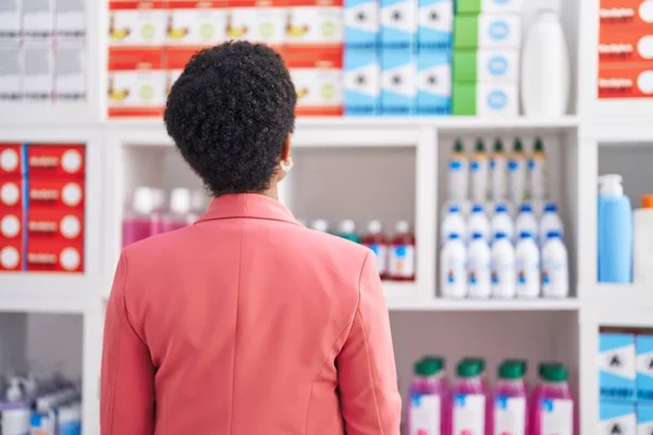 Африканская Американка Покупатель Ищет Бутылку Лекарствами Аптеке — стоковое фото