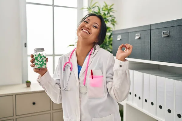 Mladý Asijský Lékař Žena Držení Pilulky Slaví Vítězství Šťastný Úsměv — Stock fotografie