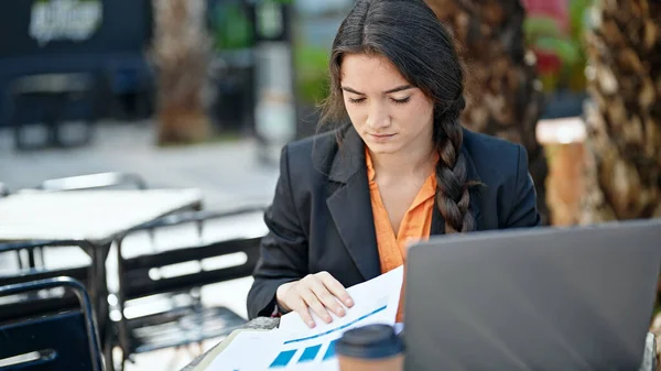 Jovem Bela Mulher Hispânica Trabalhador Negócios Usando Laptop Leitura Documento — Fotografia de Stock