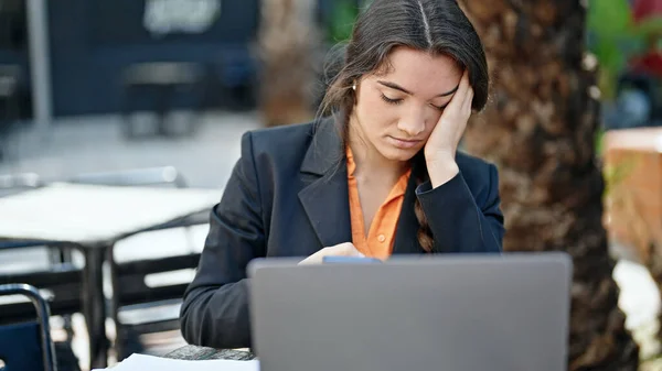 Jovem Bela Mulher Hispânica Trabalhador Negócios Estressado Usando Laptop Terraço — Fotografia de Stock