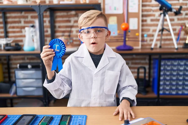Kleine Kaukasische Junge Der Schule Wissenschaftler Labor Gewinnt Ersten Preis — Stockfoto