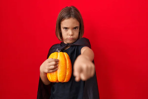 Malý Hispánský Chlapec Kápi Držící Halloweenskou Dýni Podrážděný Frustrovaný Křikem — Stock fotografie