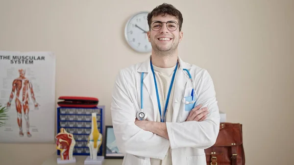 Νεαρός Ισπανός Γιατρός Χαμογελά Σίγουρος Στέκεται Χέρια Σταυρωμένα Χειρονομία Στην — Φωτογραφία Αρχείου