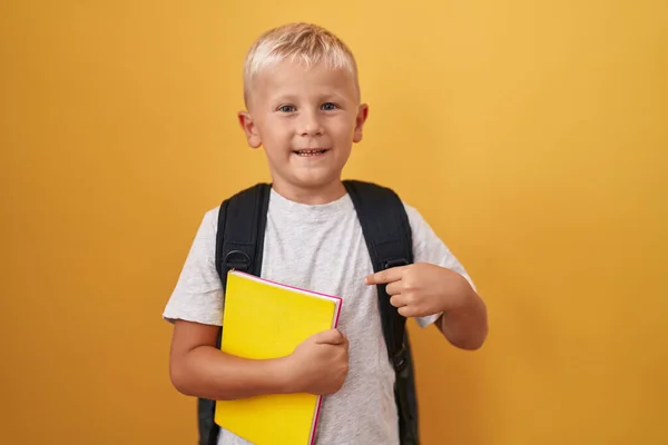 Kleine Blanke Jongen Draagt Student Rugzak Houdt Boek Glimlachend Gelukkig — Stockfoto