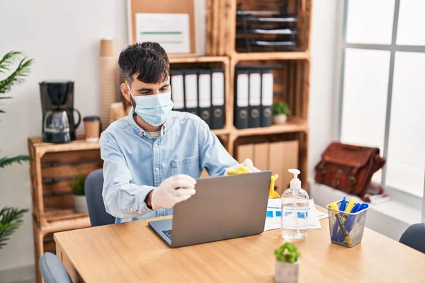 Young Hispanic Man Business Worker Cleaning Laptop Office — Stock Photo, Image