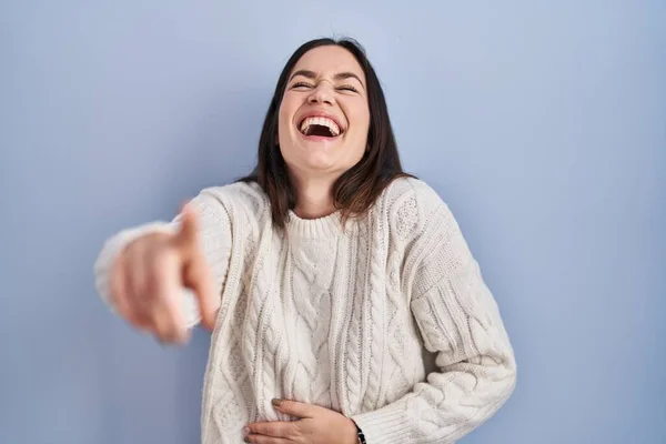 Young Brunette Woman Standing Blue Background Laughing You Pointing Finger — Stock Photo, Image