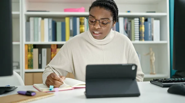 Αφρο Αμερικανίδα Φοιτήτρια Χρησιμοποιώντας Touchpad Σημειώσεις Γραφής Στο Πανεπιστήμιο Βιβλιοθήκη — Φωτογραφία Αρχείου