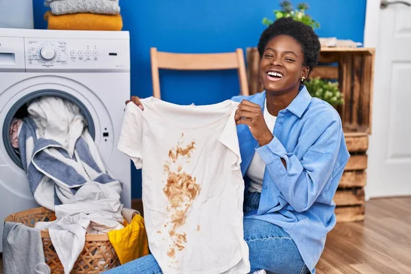 Mujer Afroamericana Sosteniendo Camiseta Con Mancha Sucia Sonriendo Riendo Voz — Foto de Stock