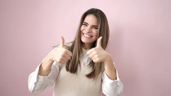 Junge Schöne Hispanische Frau Lächelt Mit Erhobenen Daumen Über Isoliertem — Stockfoto