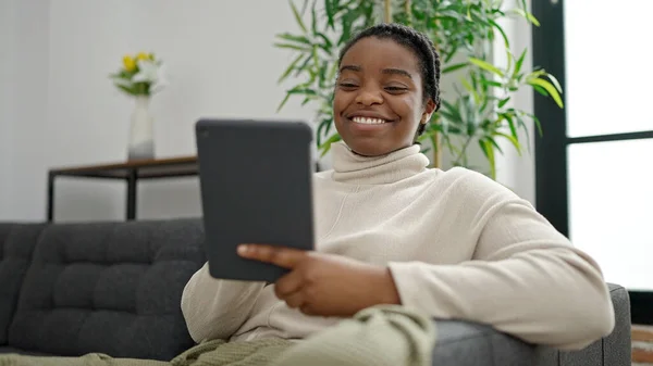 African American Woman Using Touchpad Sitting Sofa Home — Stockfoto
