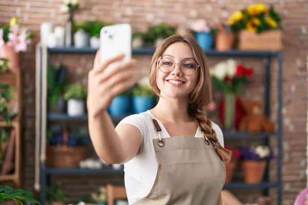 Junge Blonde Floristin Lächelt Selbstbewusst Und Macht Selfie Mit Der — Stockfoto