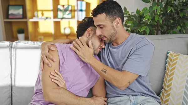 Erkek Birbirine Sarılıyor Evde Destek Olmak Için Üzgün Görünüyorlar — Stok fotoğraf