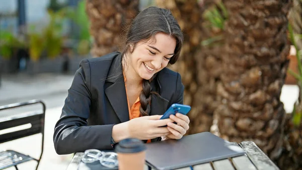 Fiatal Gyönyörű Spanyol Üzleti Dolgozó Segítségével Smartphone Mosolygós Kávézóban Terasz — Stock Fotó