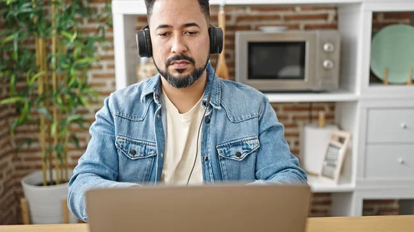 Hombre Latino Joven Usando Portátil Auriculares Sentados Mesa Comedor — Foto de Stock