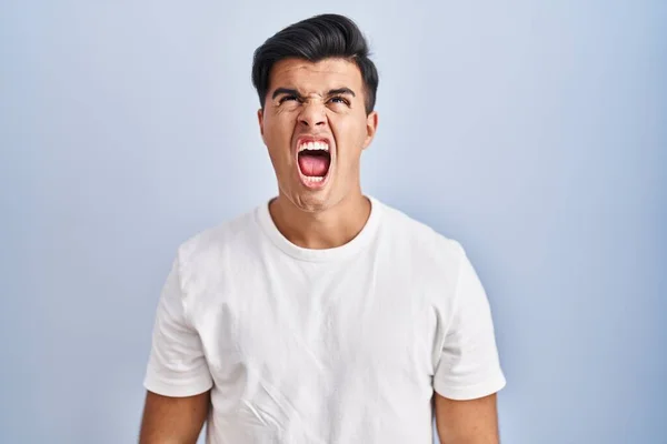 Hispanik Bir Adam Mavi Arka Planda Öfkeli Kızgın Bağırıyor Sinirli — Stok fotoğraf