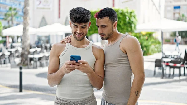 Twee Mannen Paar Glimlachen Vol Vertrouwen Met Behulp Van Smartphone — Stockfoto