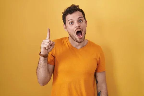 Young Hispanic Man Standing Yellow Background Pointing Finger Successful Idea — Foto Stock