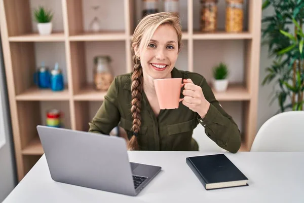 Jovem Loira Usando Laptop Beber Café Casa — Fotografia de Stock