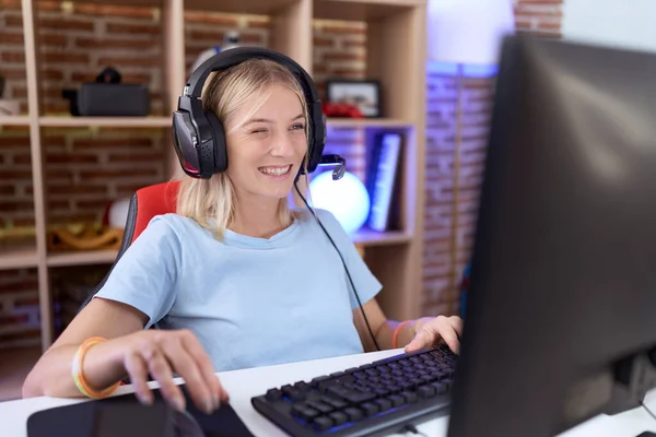 Junge Kaukasische Frau Die Videospiele Spielt Mit Kopfhörern Zwinkernd Die — Stockfoto