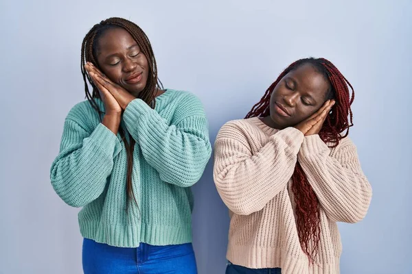 Twee Afrikaanse Vrouw Staan Blauwe Achtergrond Slapen Moe Dromen Poseren — Stockfoto