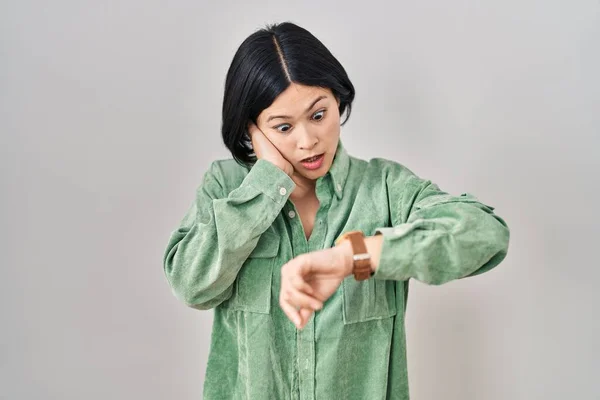 Jonge Aziatische Vrouw Staande Witte Achtergrond Kijken Naar Horloge Tijd — Stockfoto
