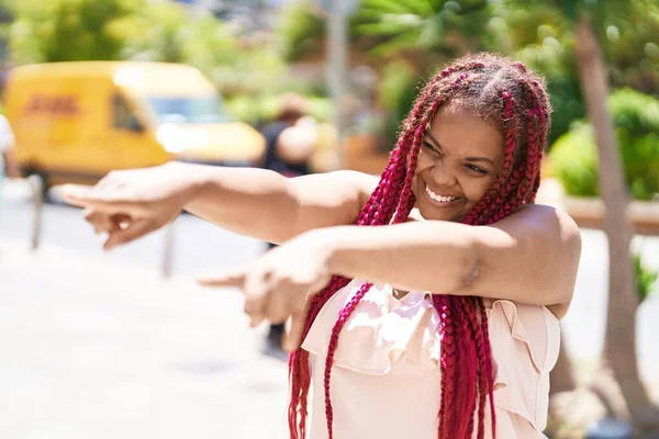 Afroamerikanerin Lächelt Selbstbewusst Und Zeigt Mit Dem Finger Auf Straße — Stockfoto