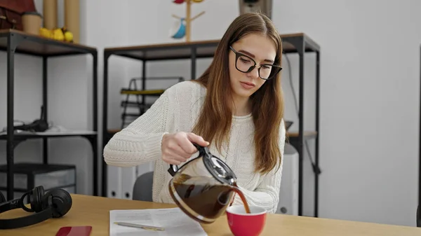 Young Hispanic Woman Business Worker Pouring Coffee Cup Office — Foto Stock