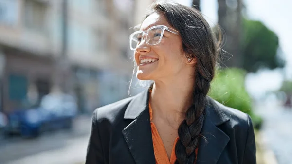 Jonge Mooie Spaanse Vrouw Zakenman Glimlachend Zelfverzekerd Kijkend Naar Zijkant — Stockfoto