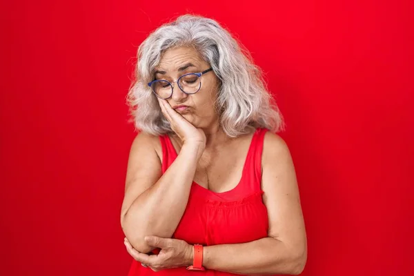 Kobieta Średnim Wieku Siwymi Włosami Stojąca Czerwonym Tle Myśląc Wygląda — Zdjęcie stockowe