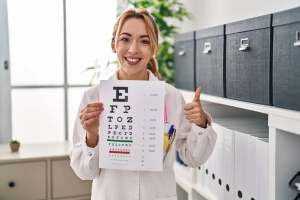 ヒスパニック系の光学女性は笑顔と正の健康診断を保持します 親指アップ優れたと承認サインを行います — ストック写真