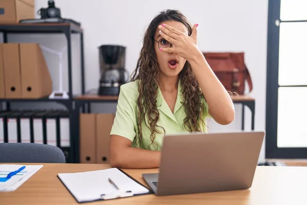 Joven Mujer Hispana Trabajando Oficina Con Anteojos Asomándose Shock Cubriendo — Foto de Stock