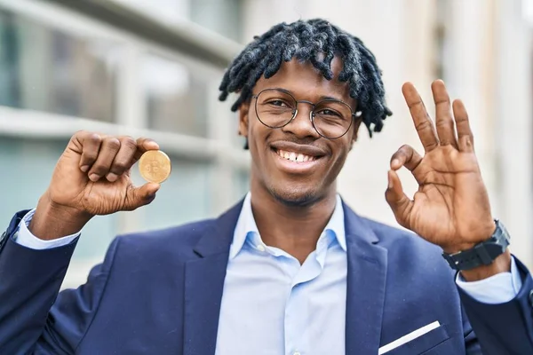 Junger Afrikanischer Mann Mit Dreadlocks Die Virtuelle Währung Bitcoin Der — Stockfoto