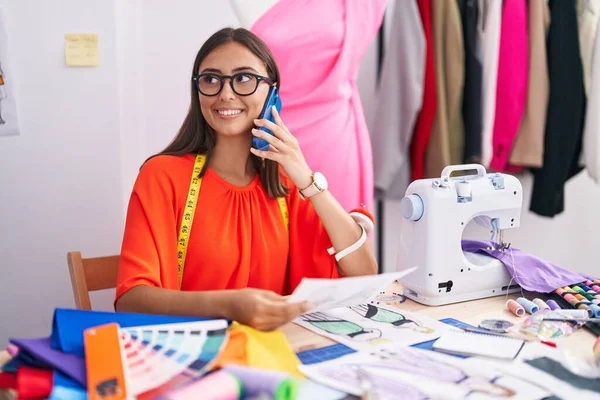 在裁缝店 年轻美丽的惊慌失措的女裁缝正在谈论智能手机服装设计 — 图库照片