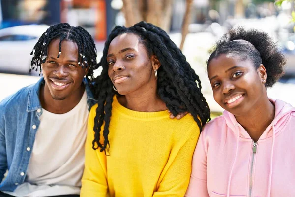 Afrykańscy Amerykańscy Przyjaciele Uśmiechający Się Pewnie Siedząc Ławce Razem Ulicy — Zdjęcie stockowe